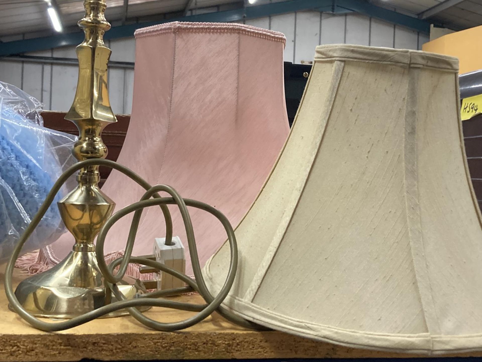 A BRASS TABLE LAMP WITH TWO LAMP SHADES, HEIGHT 30CM