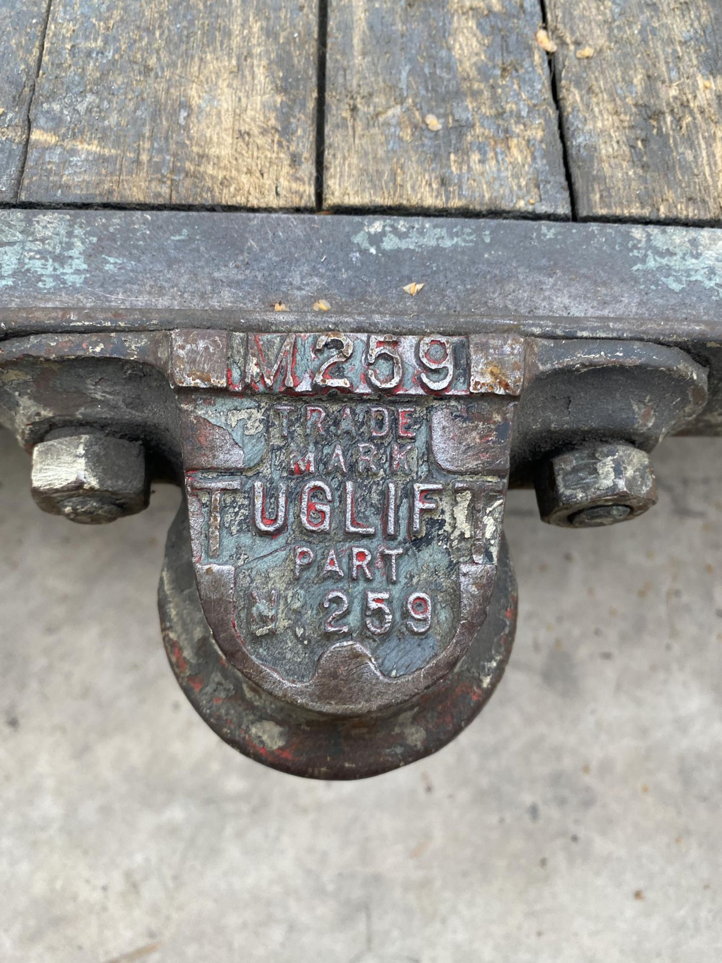 A VINTAGE WOODEN AND METAL TWO WHEELED PLATFORM TROLLEY - Bild 7 aus 7