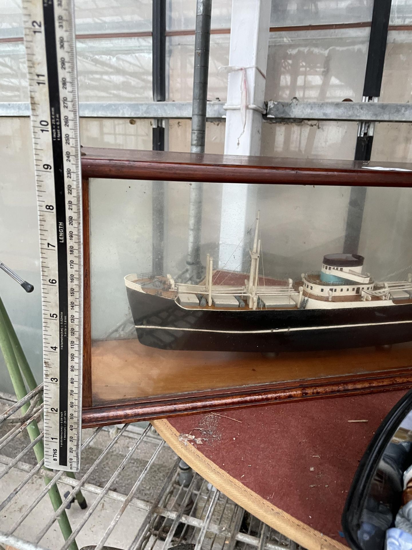 A MODEL OF A SHIP IN A GLASS DISPLAY CABINET - Image 6 of 6