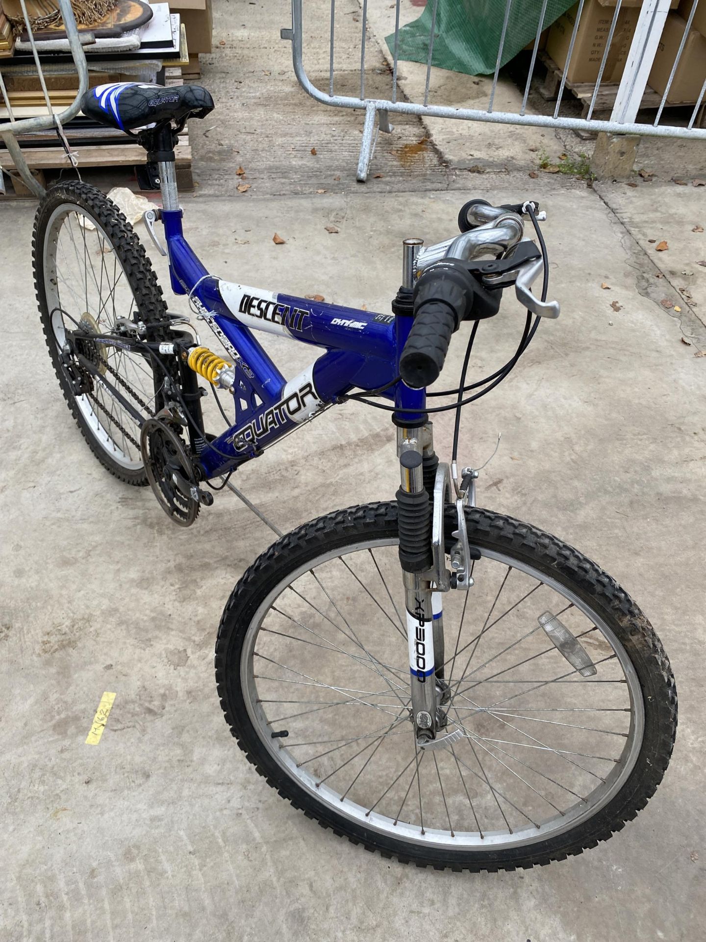 AN EQUATOR DESCENT MOUNTAIN BIKE WITH FRONT AND REAR SUSPENSION AND 18 SPEED SHIMANO GEAR SYSTEM ( - Bild 3 aus 3