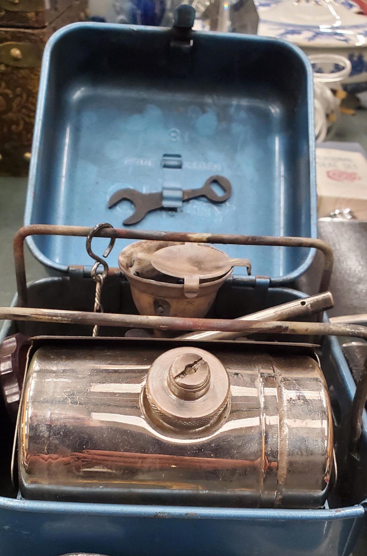 A MIXED LOT TO INCLUDE SEAL SETS WITH WAX, AN OPTIMUS STOVE IN ORIGINAL TIN, HIP FLASKS, ETC - Image 2 of 5