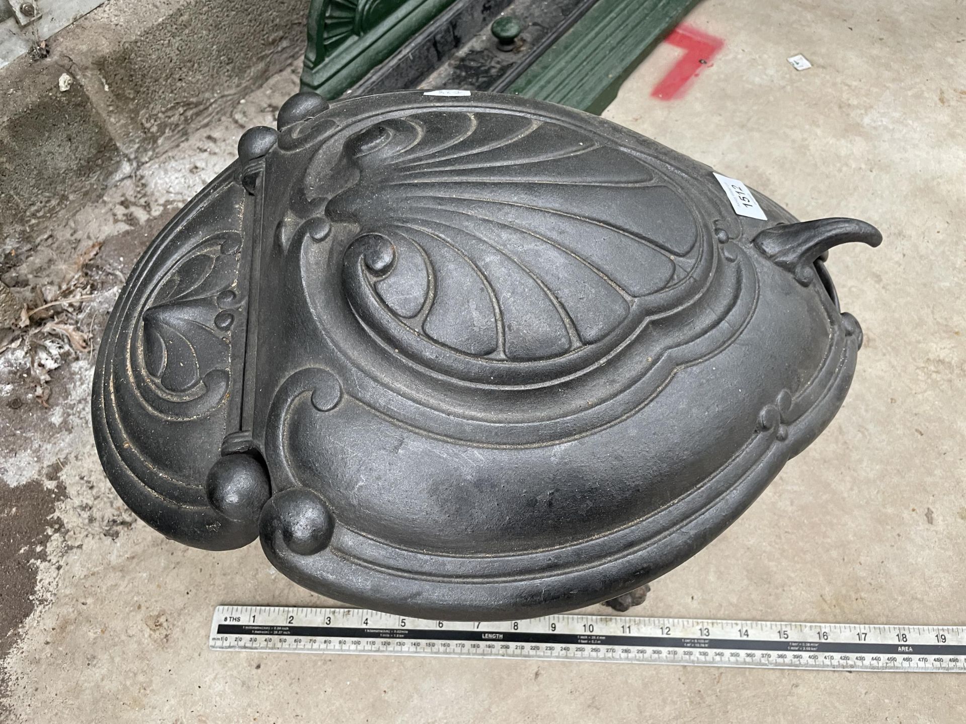 A DECORATIVE LIDDED CAST IRON COAL BUCKET - Image 4 of 4