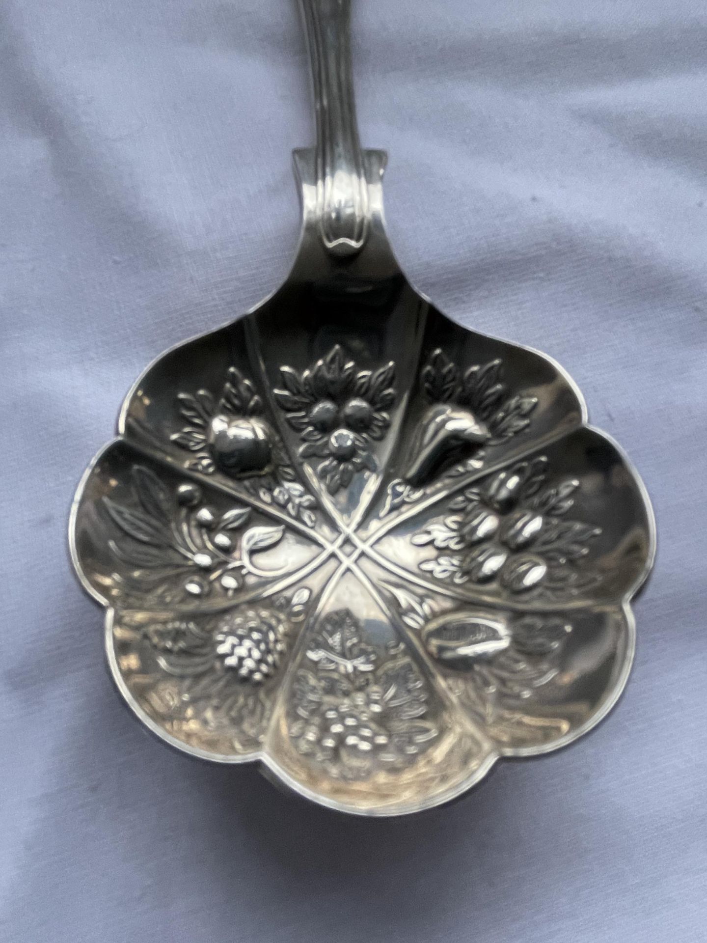 AN ELIZABETH II 1992 HALLMARKED SHEFFIELD SILVER SPOON WITH FRUIT DESIGN, MAKER CARR'S OF - Image 4 of 12