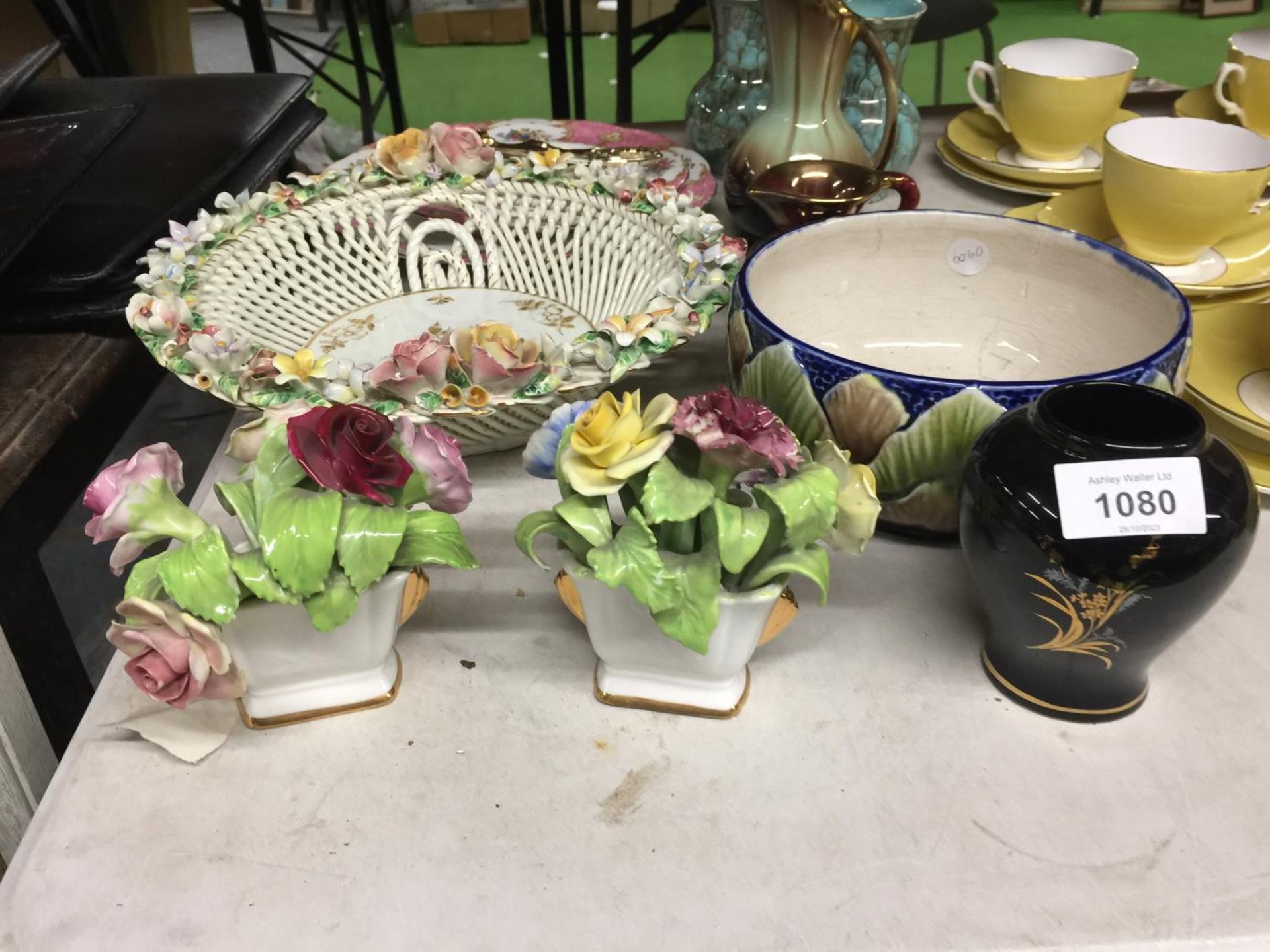 A QUANTITY OF VINTAGE CERAMICS TO INCLUDE FLORAL POSIES, A BASKET BOWL WITH FLORAL DECORATION, A - Image 2 of 3