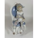 A RETIRED LLADRO 'LITTLE HARLEQUIN' 1229 GIRL ON CHAIR FIGURE, HEIGHT 26CM