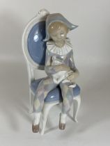 A RETIRED LLADRO 'LITTLE HARLEQUIN' 1229 GIRL ON CHAIR FIGURE, HEIGHT 26CM
