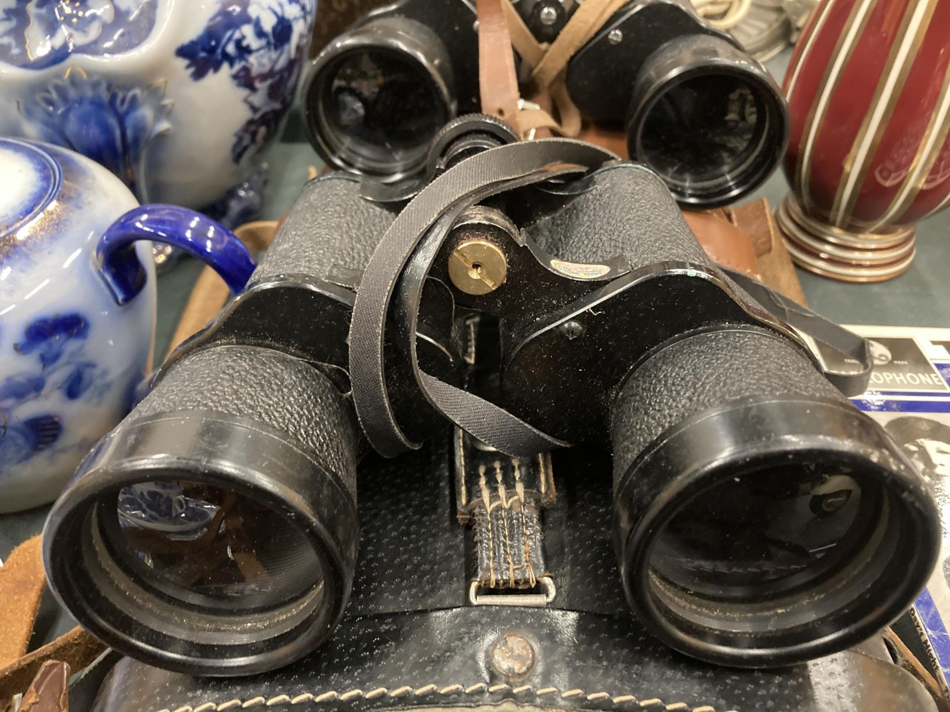 THREE VINTAGE CASED BINOLCULARS - ZENITH, ROSS, LONDON AND 10X50 SET AND A FURTHER PAIR OF - Bild 3 aus 5