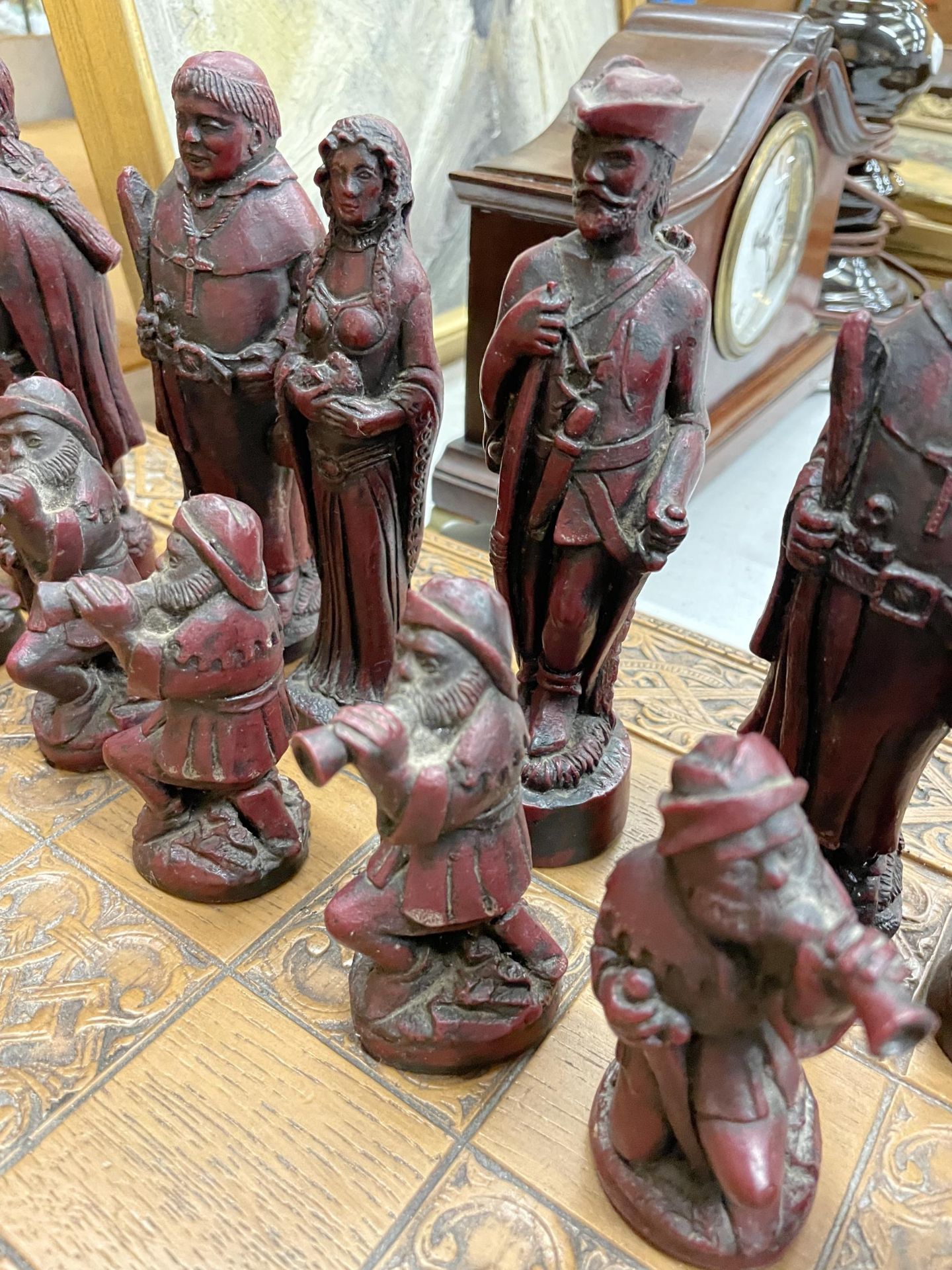 A VERY LARGE AND COMPLETE ROBIN HOOD RESIN CHESS SET WITH PIECES UP TO AND OVER 15CM TALL, - Image 6 of 7