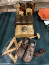 A COLLECTION OF TREEN ITEMS TO INCLUDE BOX, RELIGIOUS FIGURE, SPINNING WHEEL ETC