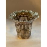 AN EDWARD VII 1902 HALLMARKED BIRMINGHAM SILVER PIERCED CUP / HOLDER, MAKER SYDNEY & CO, GROSS