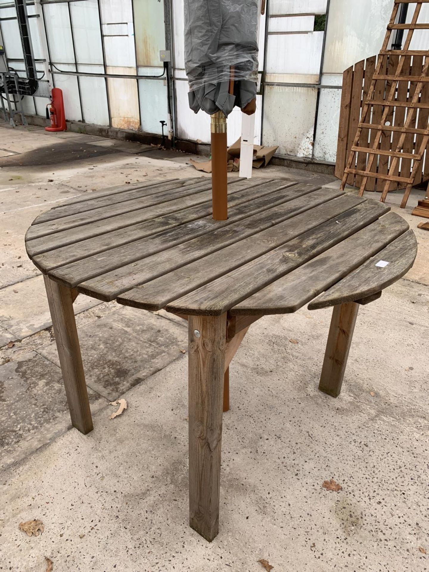 AN AS NEW EX DISPLAY CHARLES TAYLOR CIRCULAR TABLE WITH A GREY PARASOL + VAT - Image 3 of 3