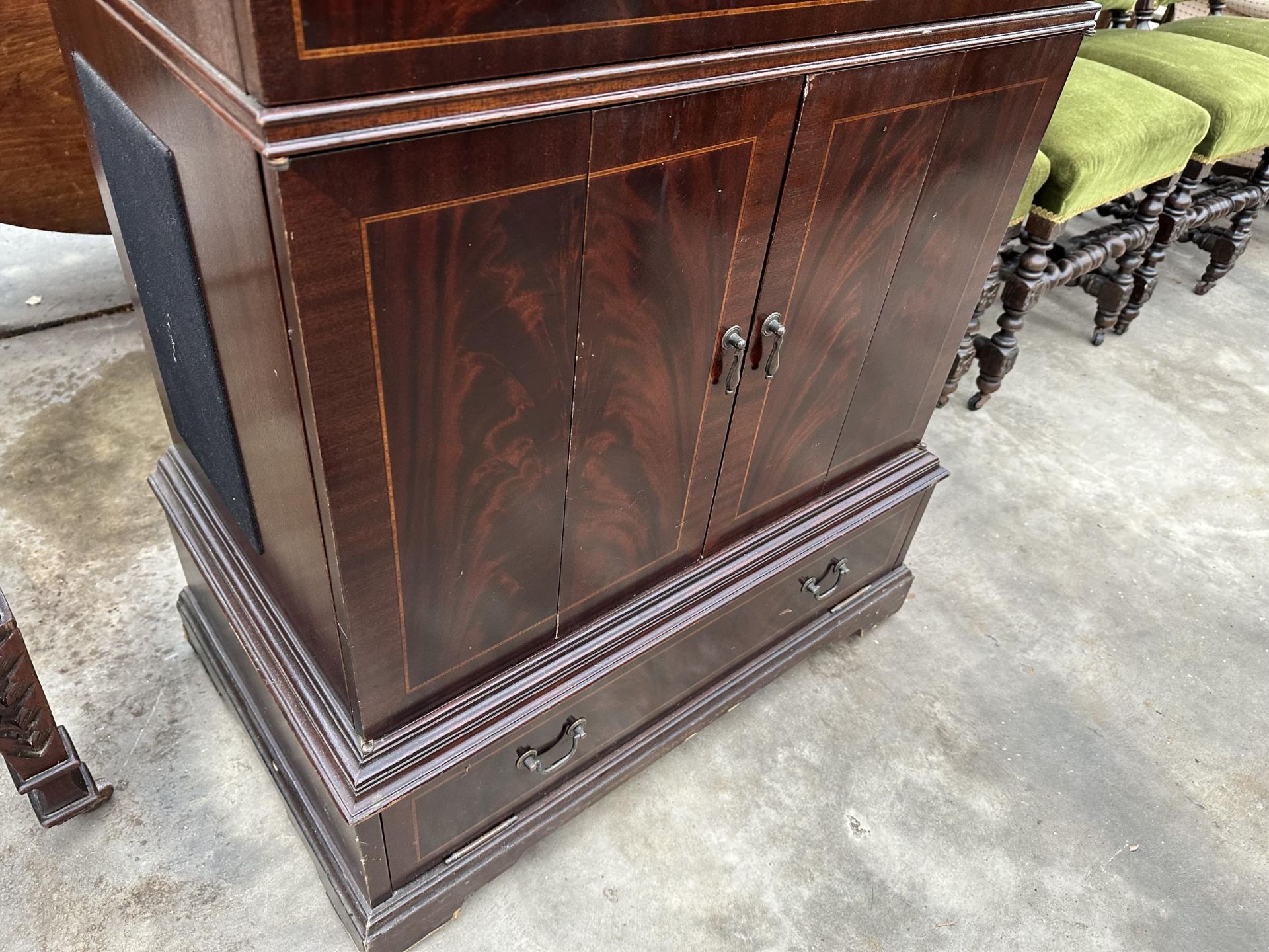 A MAHOGANY AND CROSSBANDED TV CABINET - Image 3 of 3