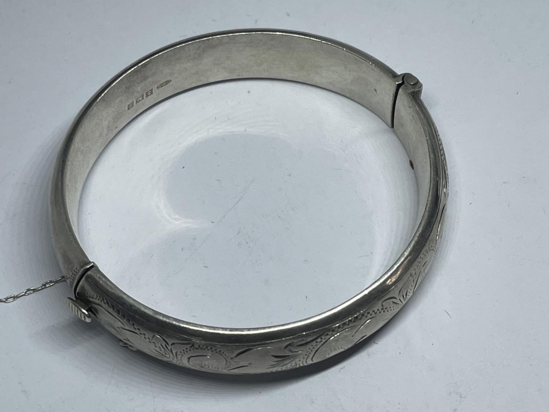 A HALLMARKED BIRMINGHAM SILVER BANGLE WEIGHT 21.3 GRAMS - Image 3 of 4