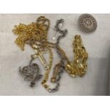 A QUANTITY OF COSTUME JEWELLERY TO INCLUDE 2 CROSSES, 2 FILIGREE BROOCHES, 2 NECKLACES AND A