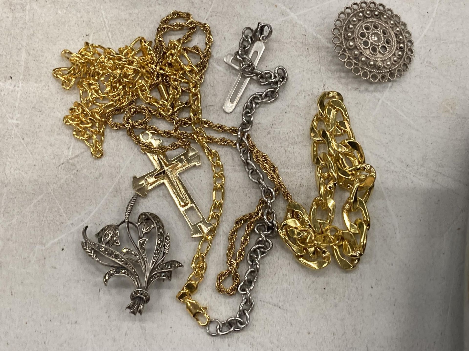 A QUANTITY OF COSTUME JEWELLERY TO INCLUDE 2 CROSSES, 2 FILIGREE BROOCHES, 2 NECKLACES AND A