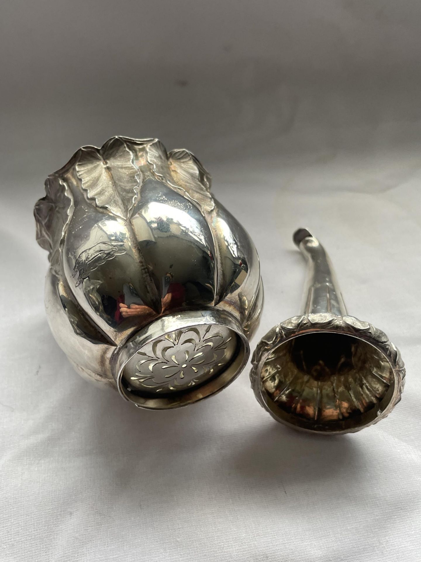 A GEORGIAN HALLMARKED SILVER TWO PIECE ROSE DESIGN FUNNEL, MARKS INDISTINCT, WEIGHT 131 GRAMS - Image 10 of 18