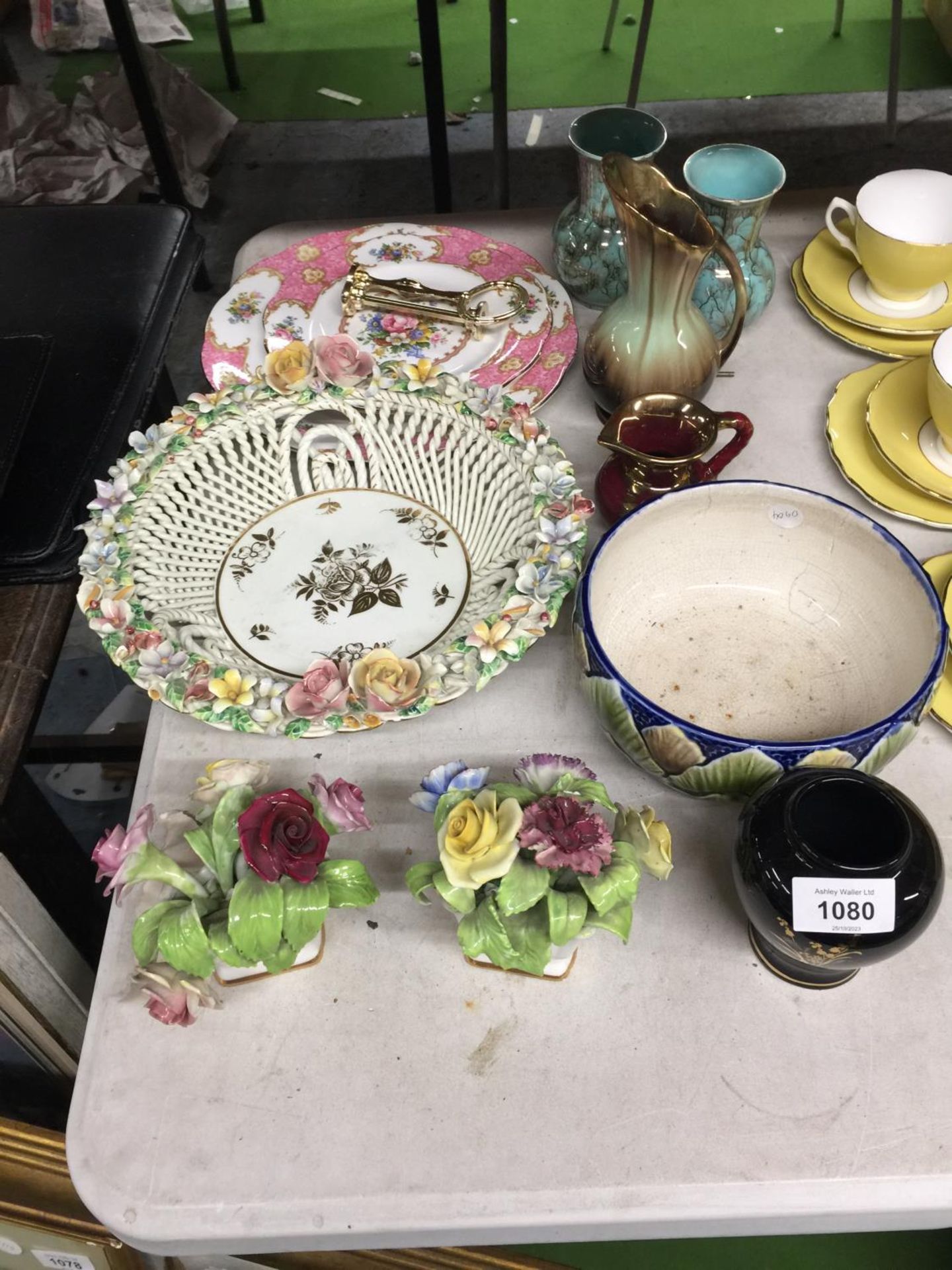 A QUANTITY OF VINTAGE CERAMICS TO INCLUDE FLORAL POSIES, A BASKET BOWL WITH FLORAL DECORATION, A