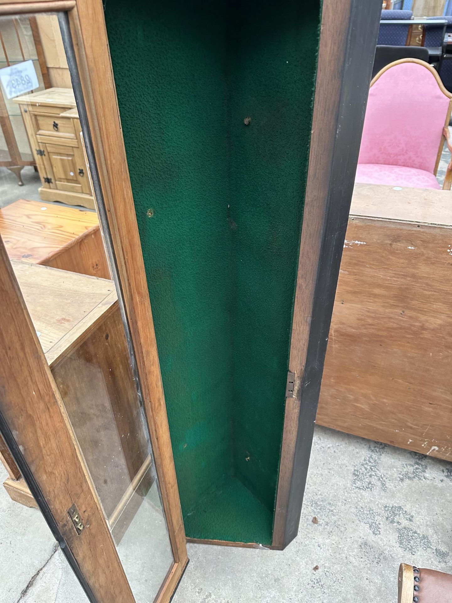 A BLACK PAINTED CORNER CABINET WITH GLASS DOOR AND GREEN BAIZE LINING, 14.5" WIDE - Image 4 of 4