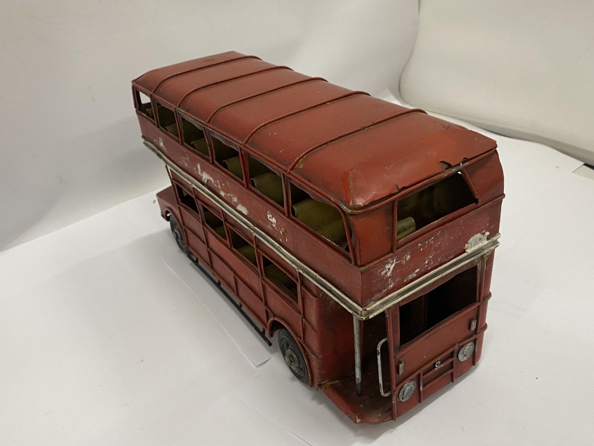 A LONDON TIN PLATE RED DOUBLE DECKER BUS, HEIGHT 17CM, LENGTH 30CM - Bild 4 aus 4