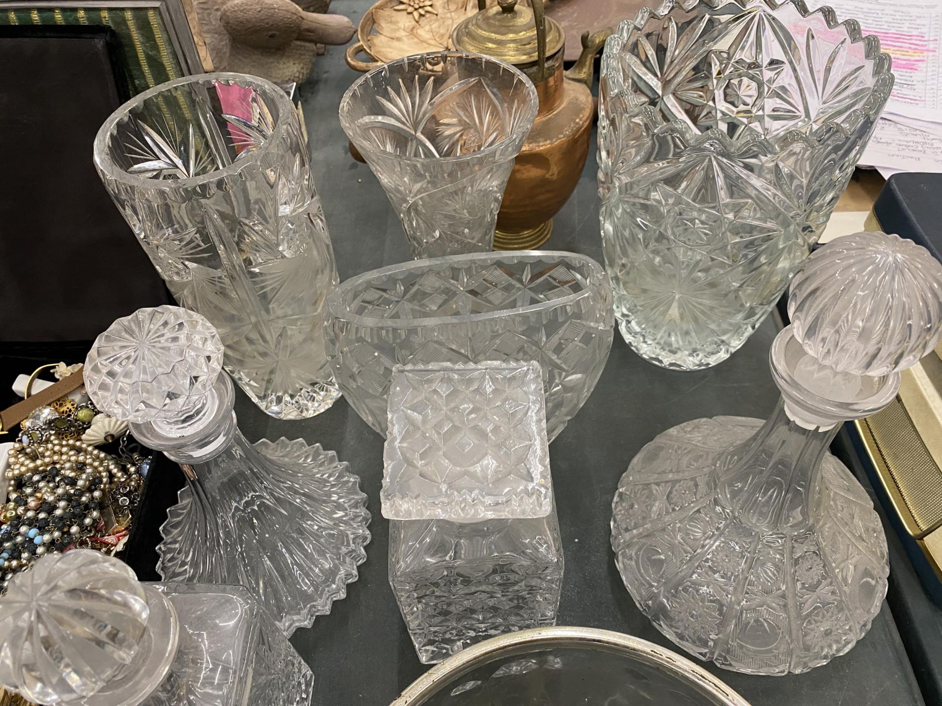A LARGE QUANTITY OF GLASSWARE TO INCLUDE DECANTERS, VASES, BOWLS, ETC - 21 PIECES IN TOTAL - Bild 4 aus 4