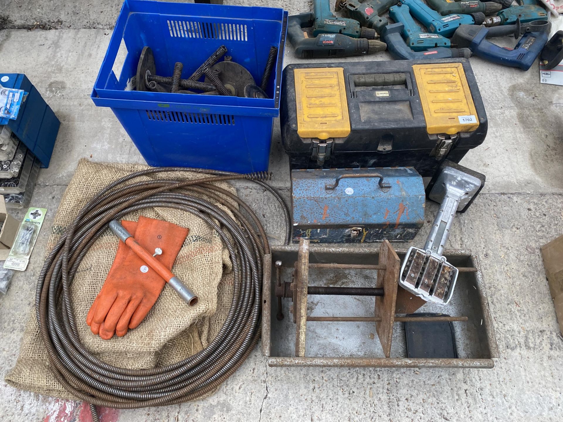 AN ASSORTMENT OF ITEMS TO INCLUDE A CARPET FITTING TOOL, TOOL BOXES AND A DRAIN UNBLOCKING COIL ETC