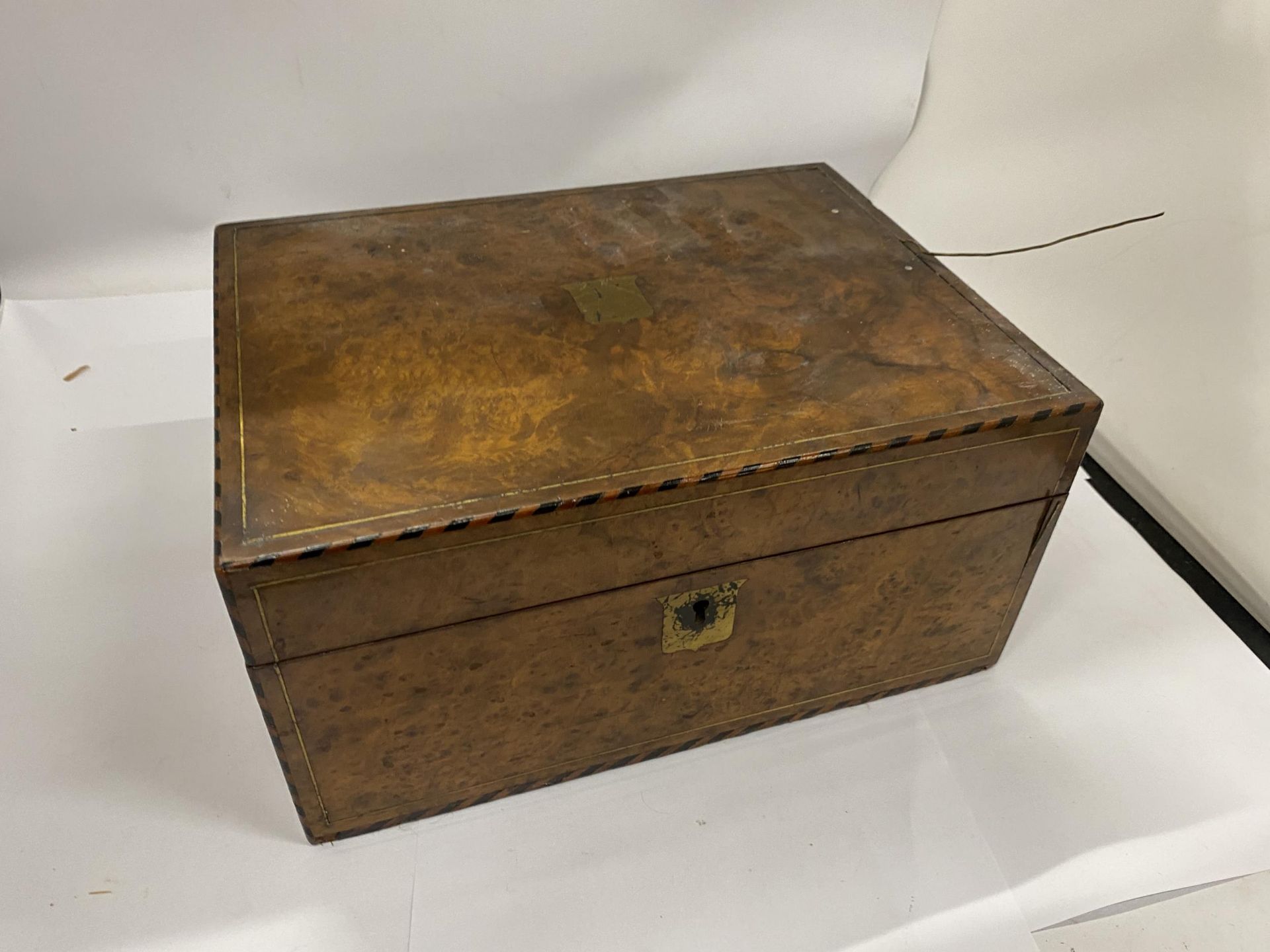 A VINTAGE WALNUT WRITING SLOPE WITH BRASS INLAY AND INLAID STRINGING - Image 3 of 3