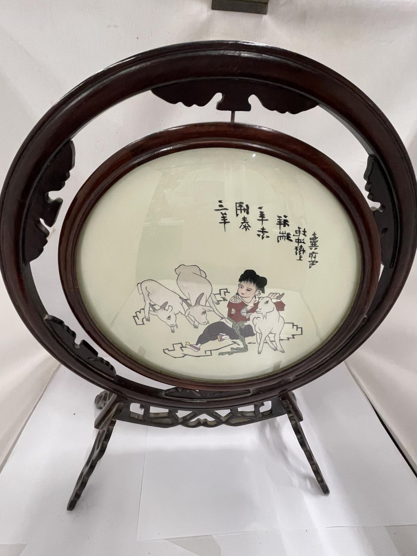 A CHINESE WOODEN FRAMED CIRCULAR PRINT OF A GIRL WITH GOATS - Bild 5 aus 5