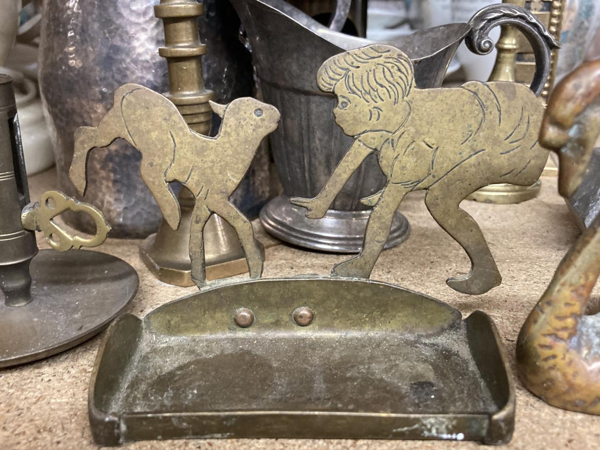 A QUANTITY OF VINTAGE BRASSWARE TO INCLUDE A SMALL TRAY WITH A GIRL AND A LAMB, OIL LAMP, - Image 2 of 4