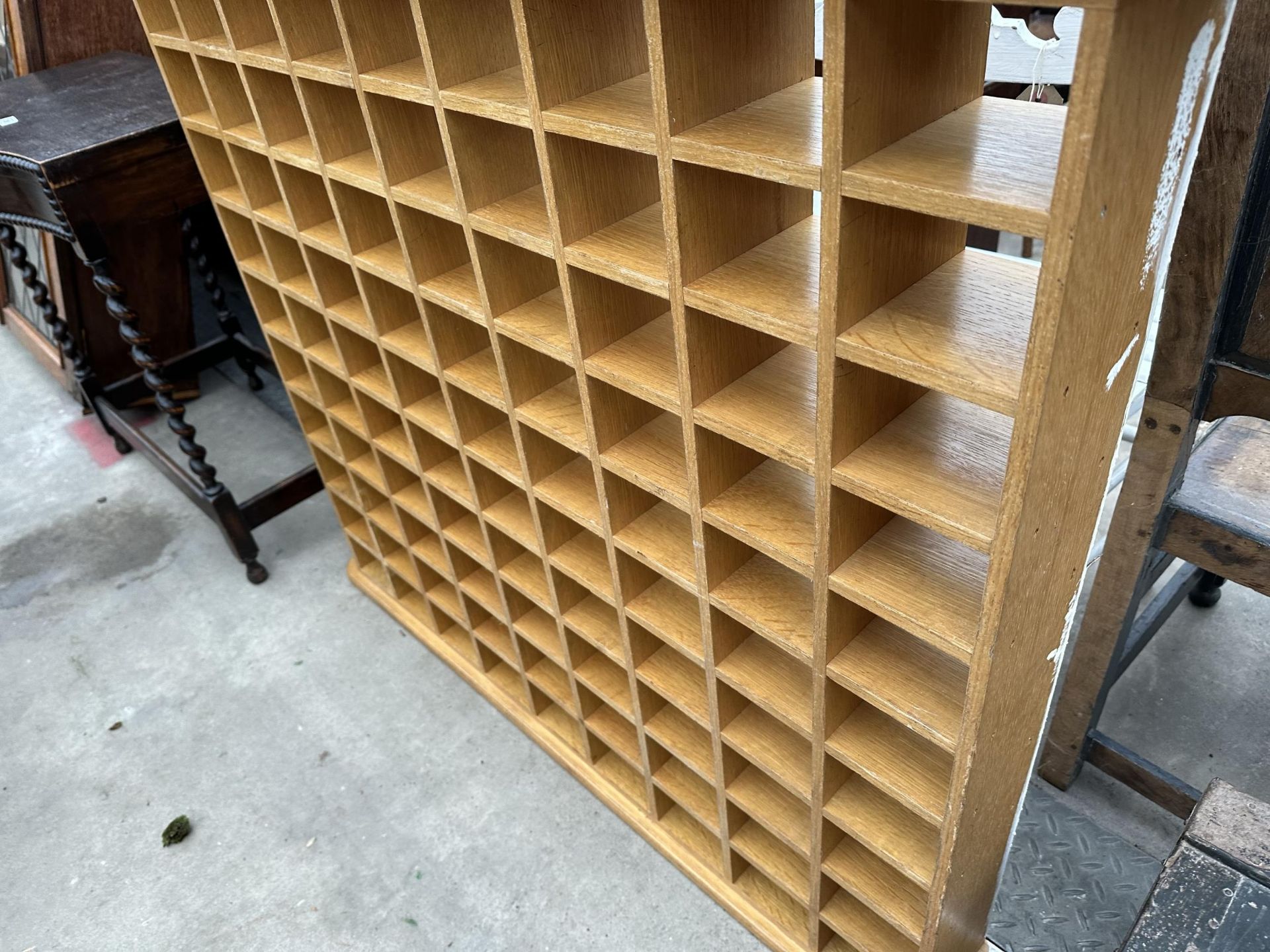 AN OAK NINETY DIVISION WALL MOUNTED PIGEONHOLE - Bild 3 aus 3