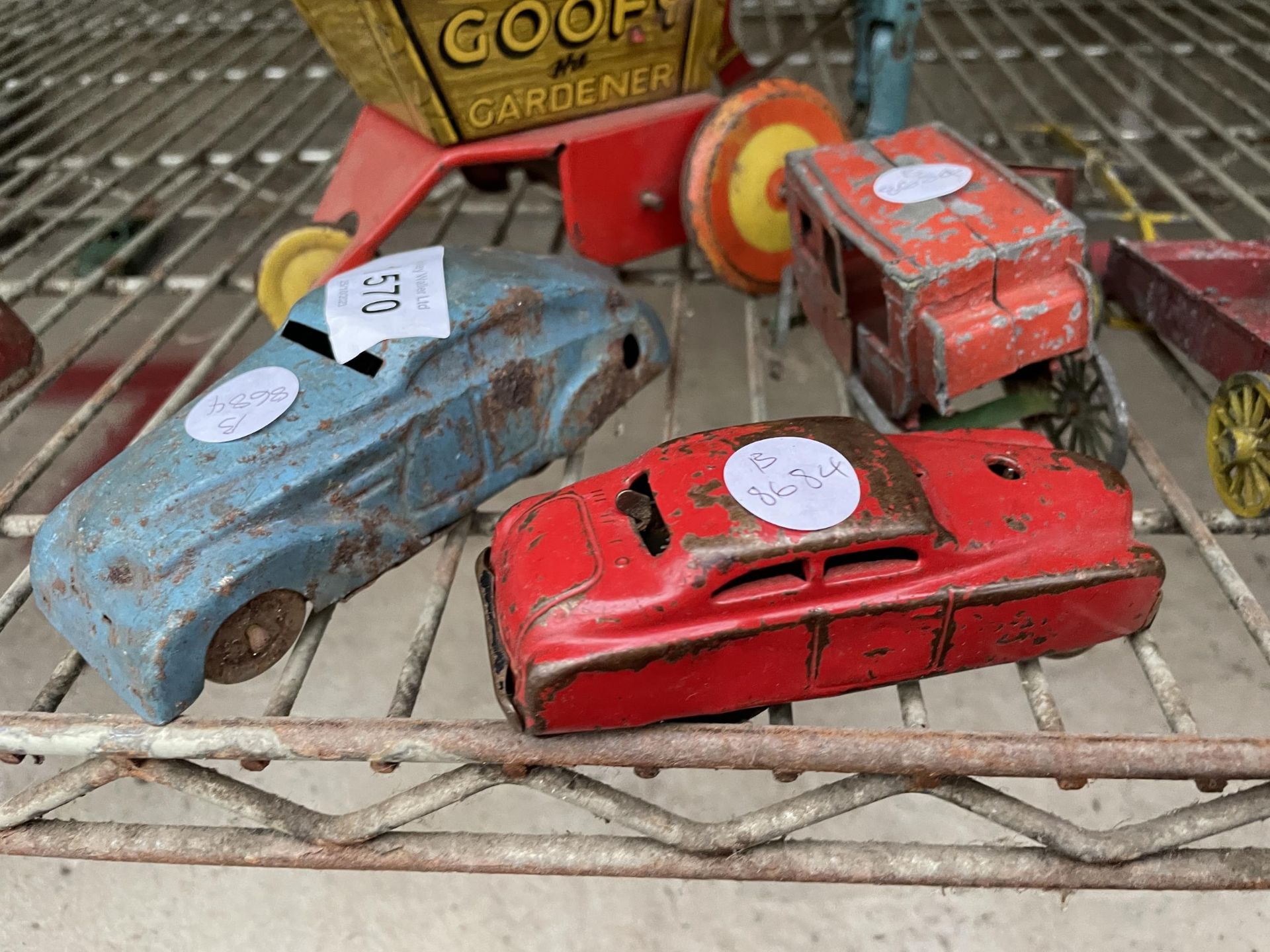 AN ASSORTMENT OF VINTAGE TIN TOYS TO INCLUDE A GOOFY AND CARS ETC - Image 3 of 3
