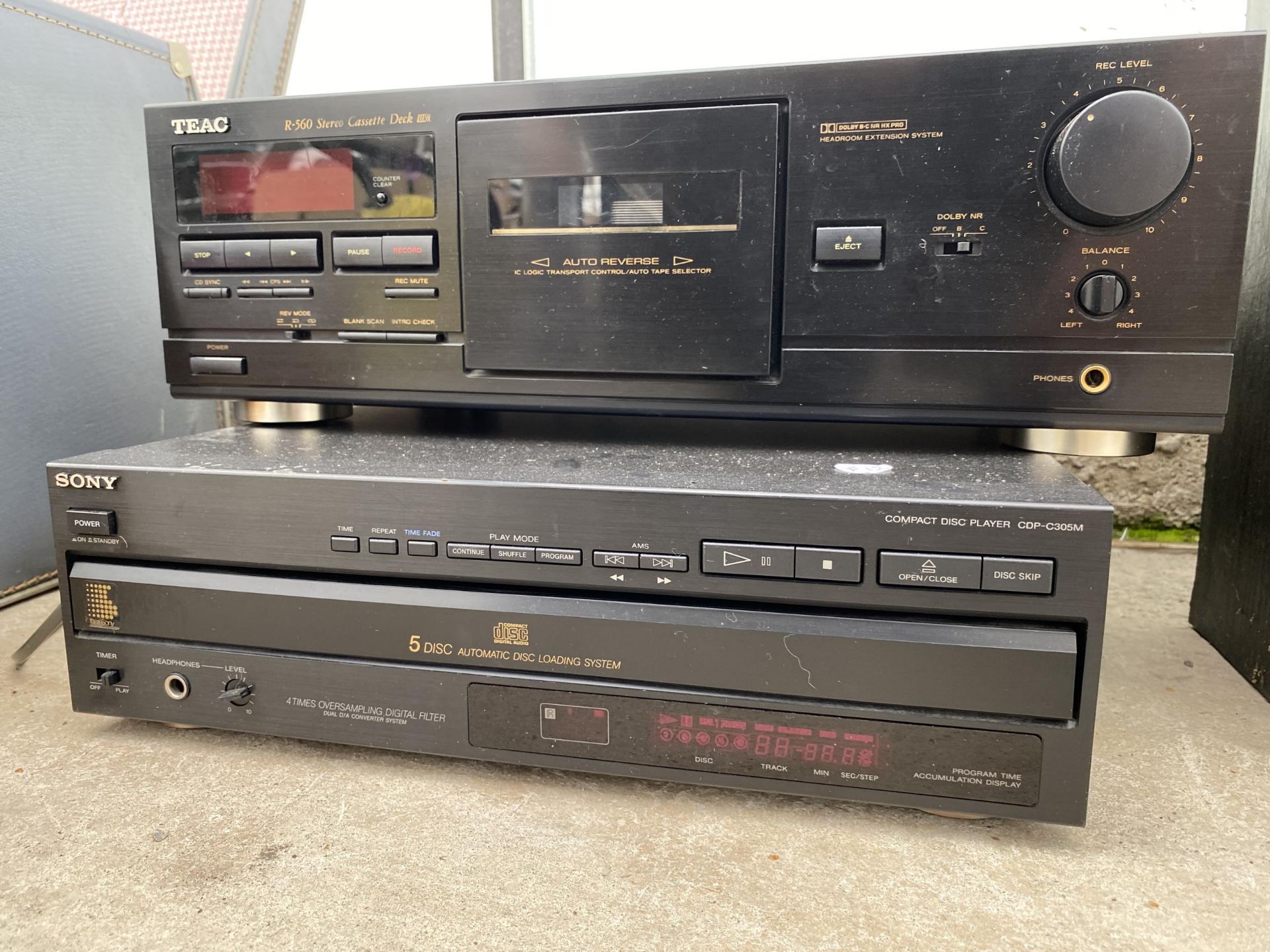 A SONY CD PLAYER AND A TEAK CASSETTE DECK - Bild 2 aus 2