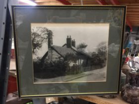 A VINTAGE FRAMED PRINT OF A COTTAGE