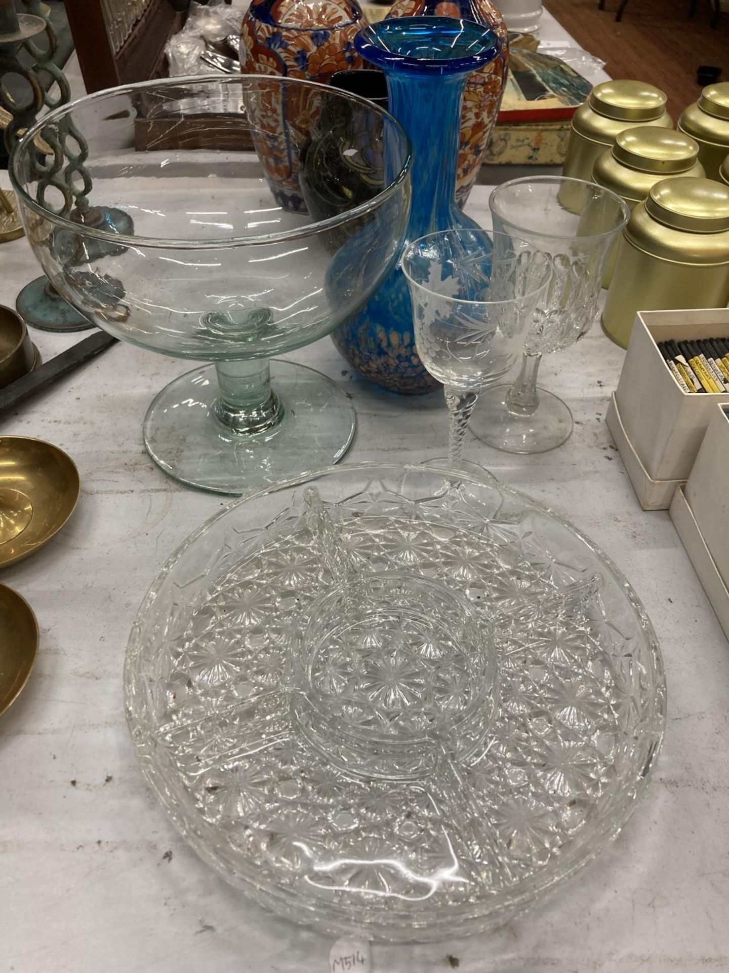 A QUANTITY OF GLASSWARE TO INCLUDE A LARGE HAND BLOWN FOOTED BOWL, A STUDIO ART GLASS VASE, A