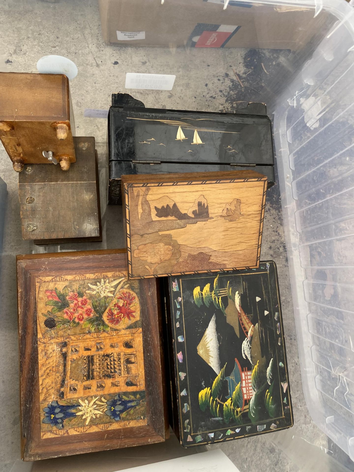 AN ASSORTMENT OF DECORATIVE WOODEN JEWELLERY AND MUSIC BOXES - Bild 3 aus 4