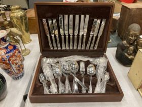 A SHEFFIELD STAINLESS STELL CANTEEN OF CUTLERY IN A WOODEN CASE - AS NEW