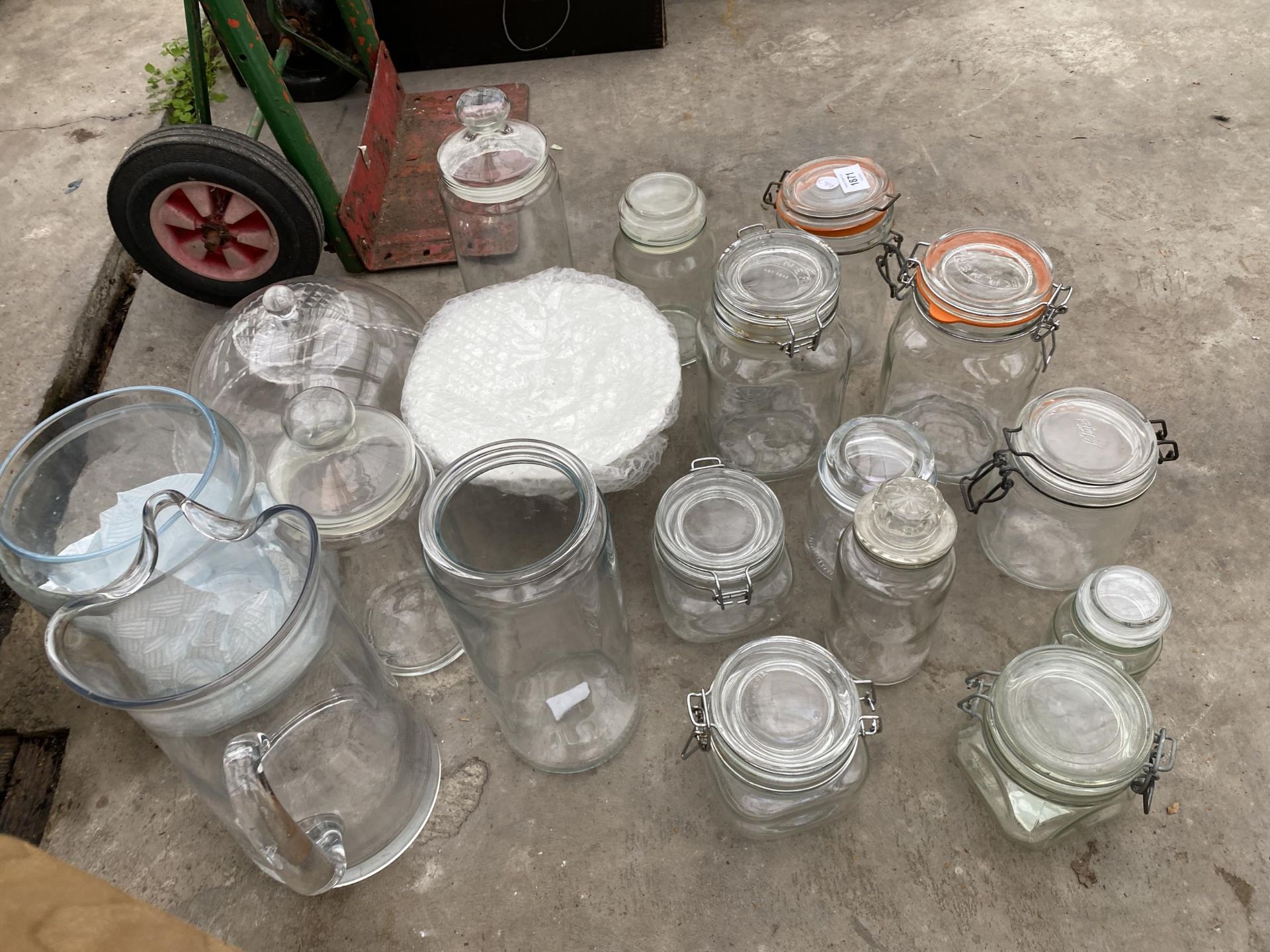 AN ASSORTMENT OF ITEMS TO INCLUDE KILNER JARS AND GLASS JUGS ETC - Image 2 of 2
