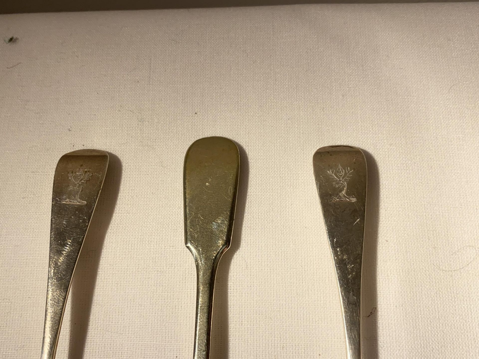 A PAIR OF VICTORIAN 1886 HALLMARKED LONDON TEASPOONS, MAKER JOHN ALWINCKLE & THOMAS SLATER, TOGETHER - Image 6 of 18
