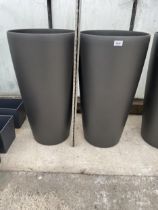 A PAIR OF MODERN LECHUZA FIBRE GLASS INDOOR/OUTDOOR PLANTERS (H:75CM)