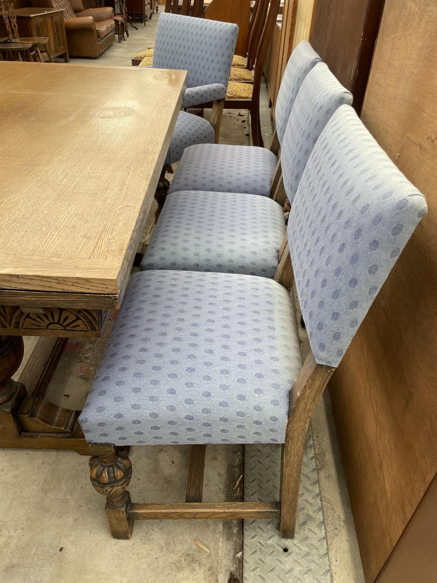 AN EARLY 20TH CENTURY OAK TWIN-PEDESTAL DRAW-LEAF DINING TABLE AND SIX CHAIRS, TWO BEING CARVERS, 60 - Image 7 of 9