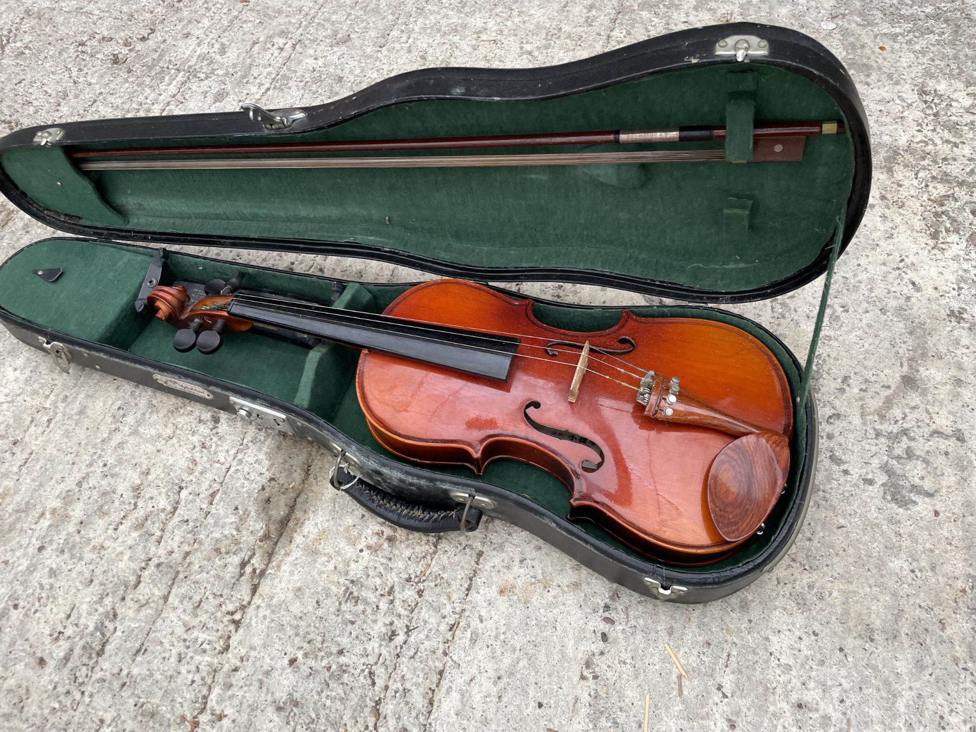 A VIOLIN WITH CARRY CASE