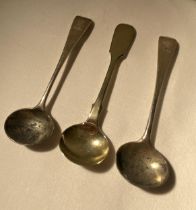 A PAIR OF VICTORIAN 1886 HALLMARKED LONDON TEASPOONS, MAKER JOHN ALWINCKLE & THOMAS SLATER, TOGETHER