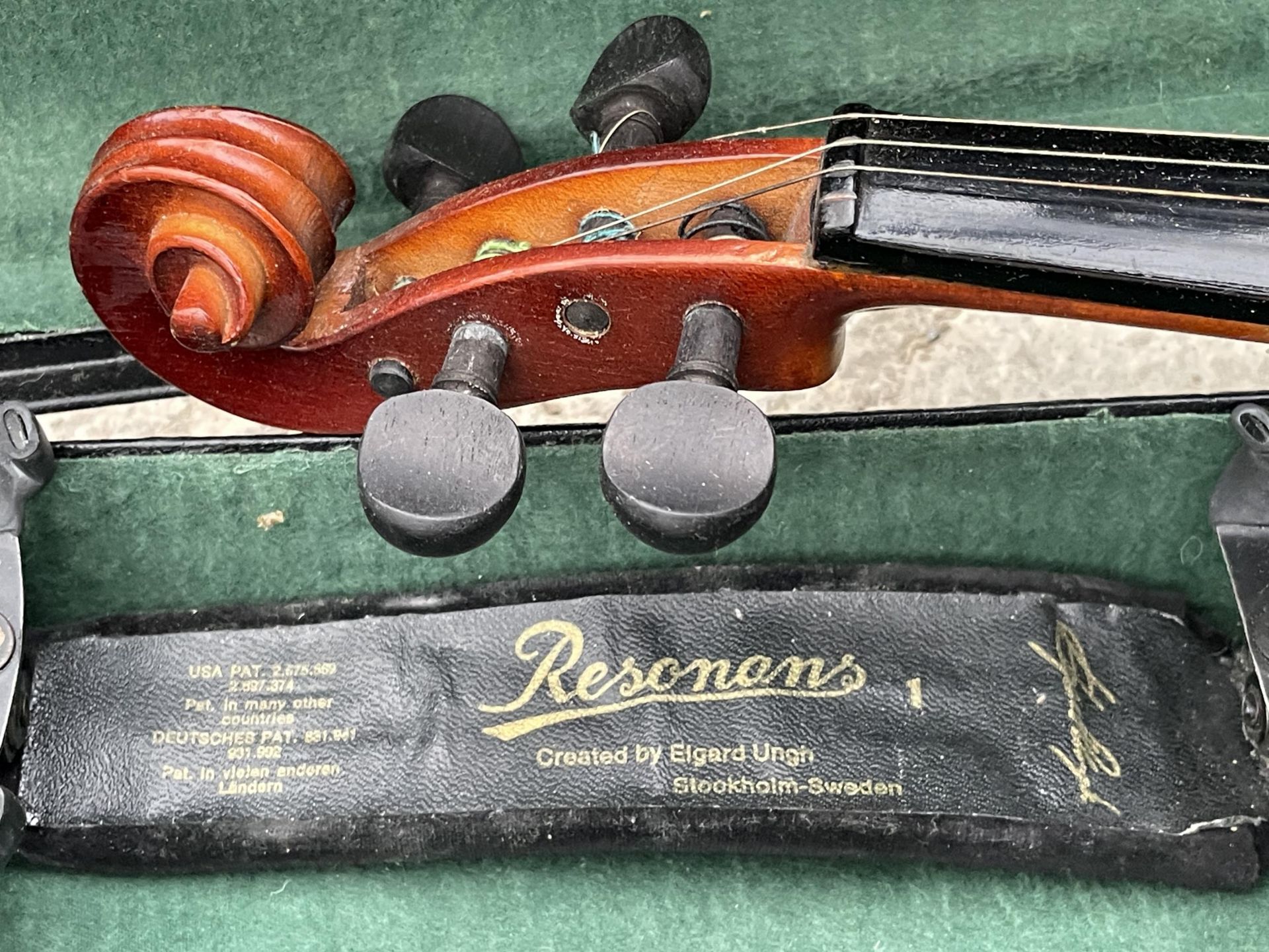 A VIOLIN WITH CARRY CASE - Image 6 of 7