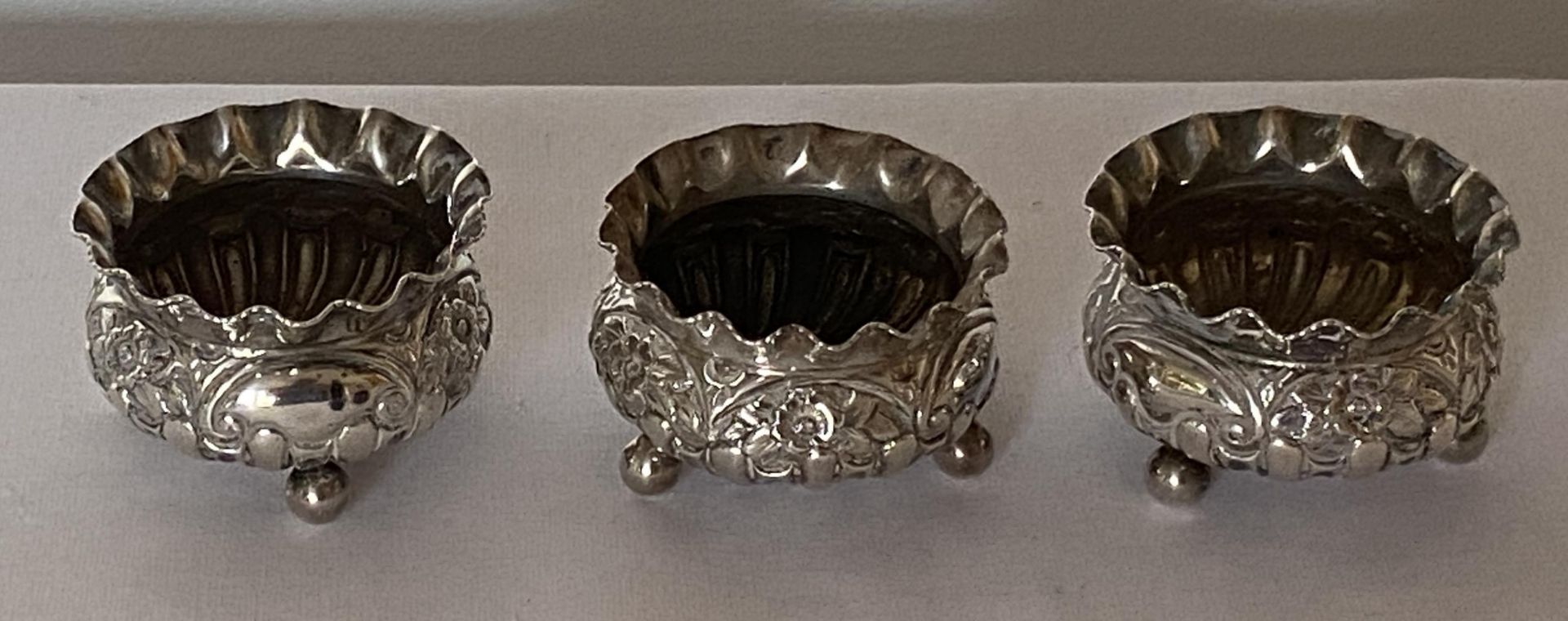 A SET OF THREE VICTORIAN 1889 HALLMARKED BIRMINGHAM SILVER OPEN SALTS, MAKER HAYES BROTHERS, GROSS - Image 3 of 12