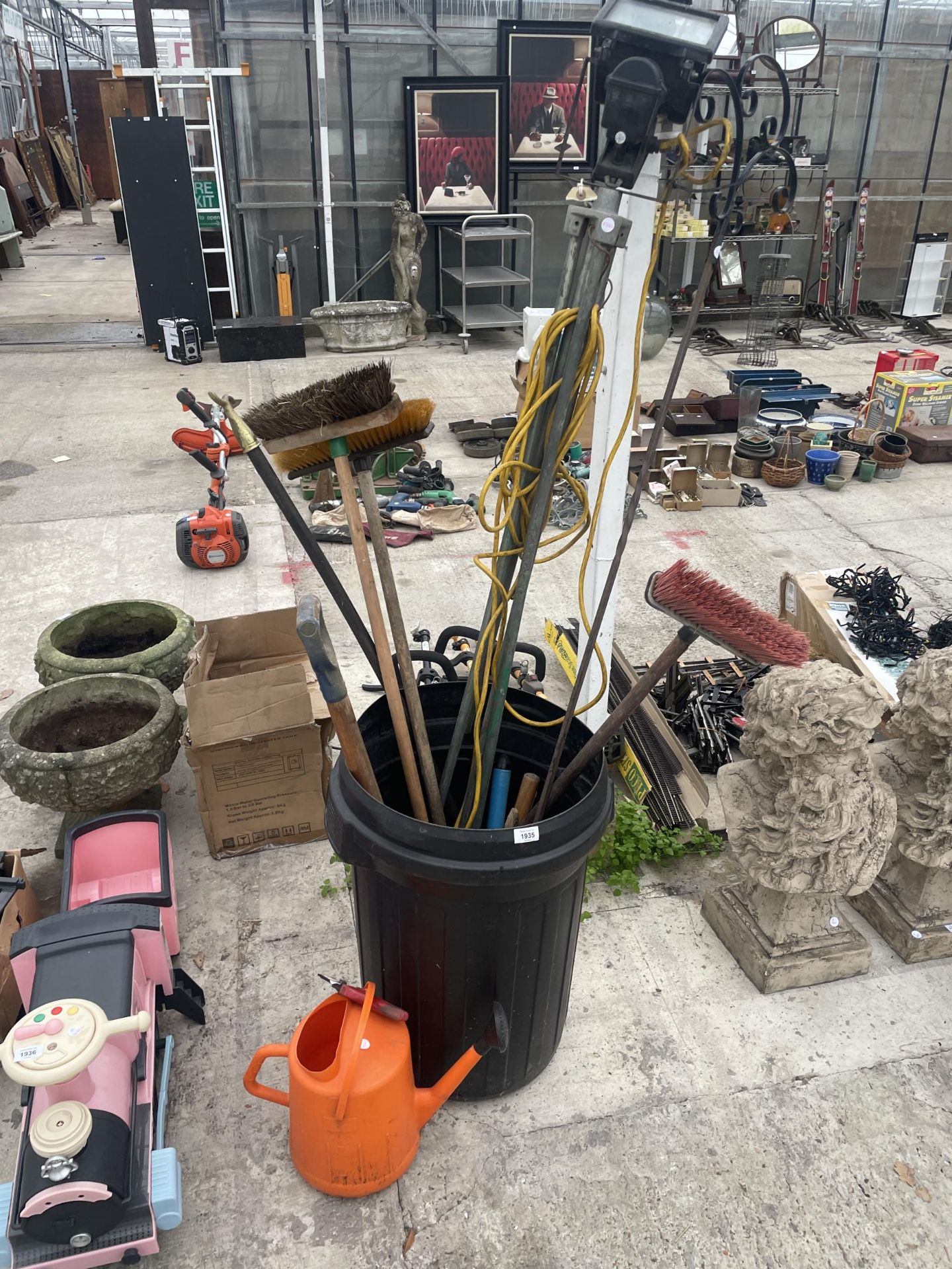 A PLASTIC DUSTBIN, A TRIPOD LIGHT AND AN ASSORTMENT OF GARDEN TOOLS