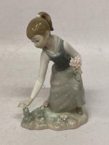 A LLADRO FIGURE OF A GIRL WITH FLOWERS