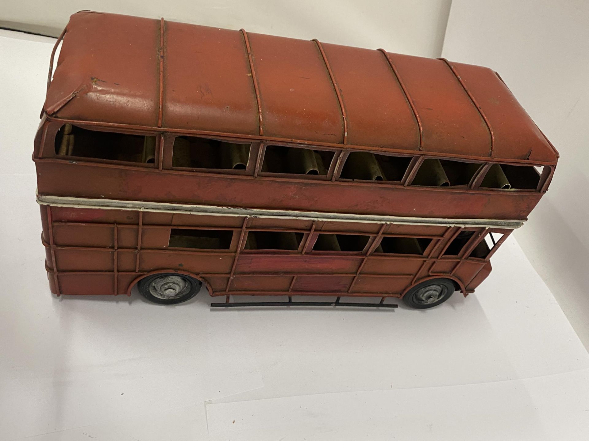 A LONDON TIN PLATE RED DOUBLE DECKER BUS, HEIGHT 17CM, LENGTH 30CM