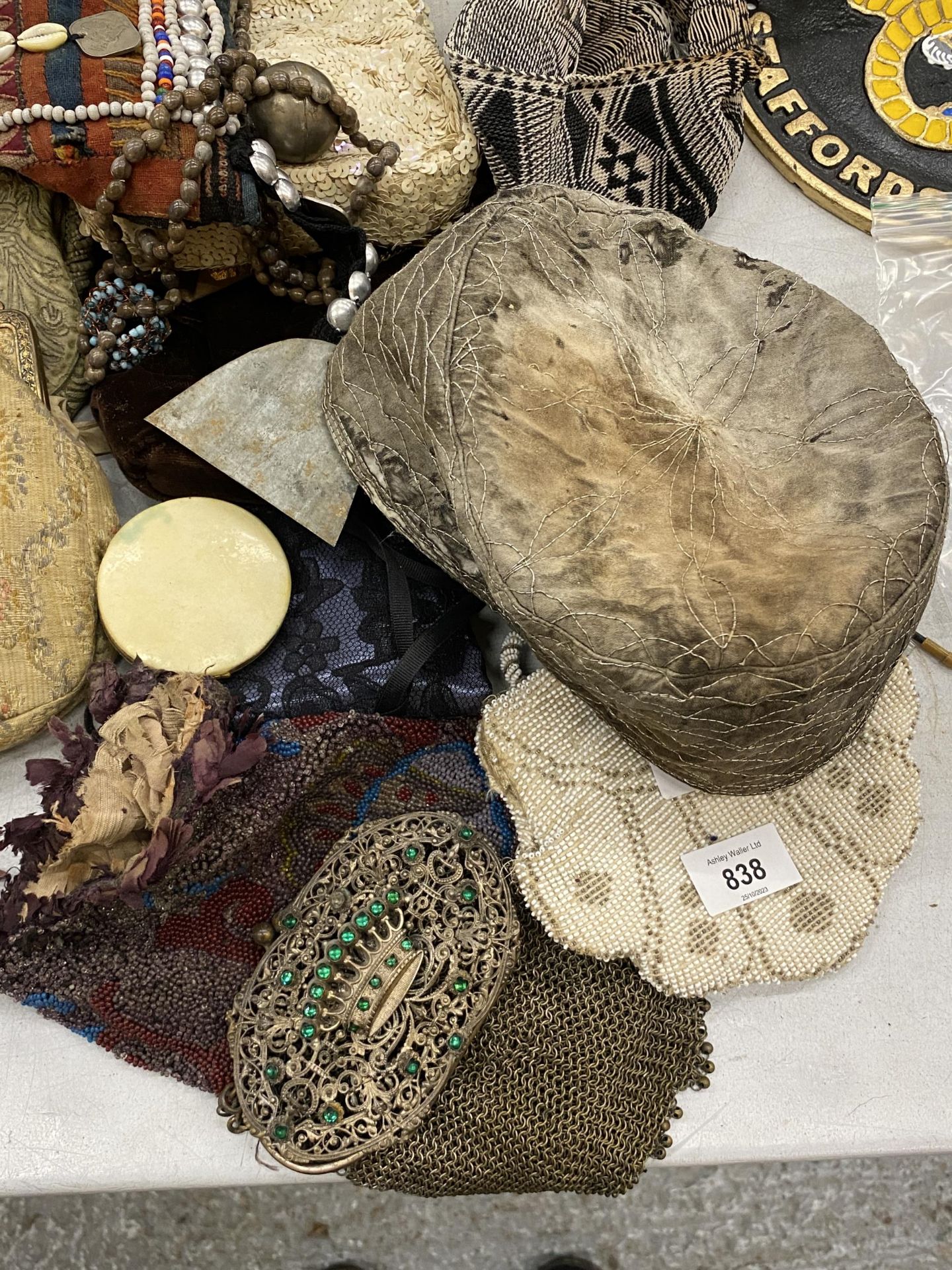 A COLLECTION OF VINTAGE BAGS AND HATS - Image 2 of 4