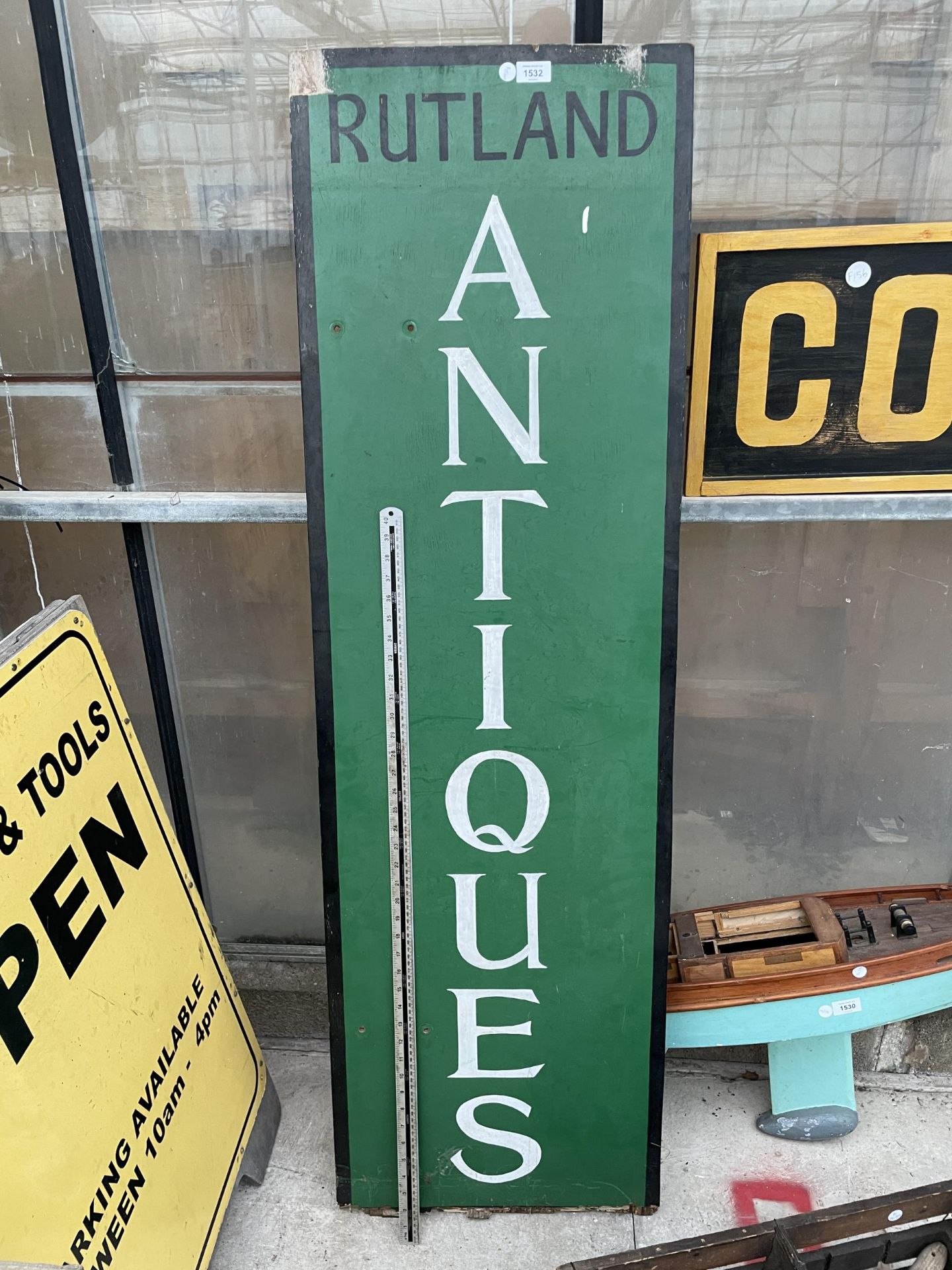 A WOODEN HAND PAINTED 'RUTLAND ANTIQUES' SIGN - Image 3 of 3