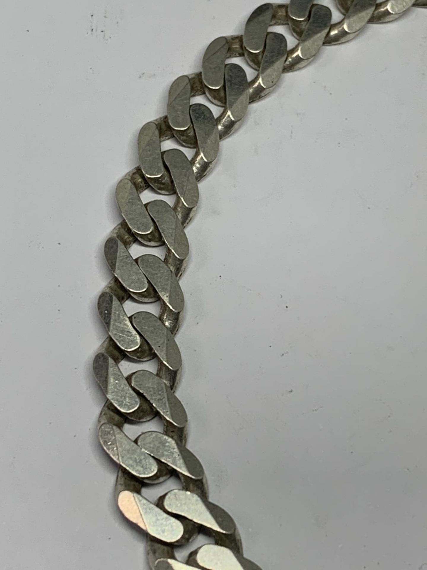 A HEAVY MARKED SILVER FLAT LINK NECKLACE LENGTH 51 CM WEIGHT 85.5 GRAMS - Image 3 of 3