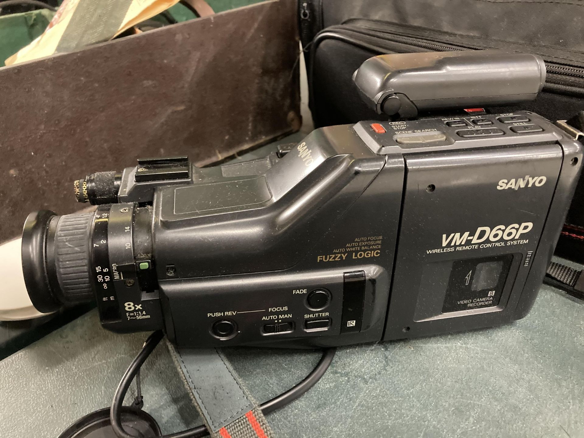 A SANYO VM-D66P VIDEO CAMERA RECORDER WITH CASE - Image 3 of 3